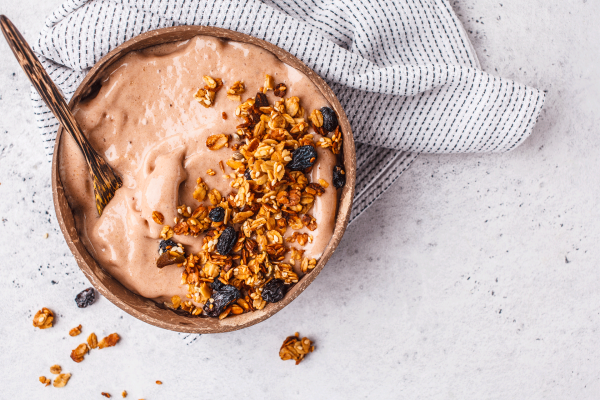 Breakfast Bowl con granola di arachidi e fave di cacao